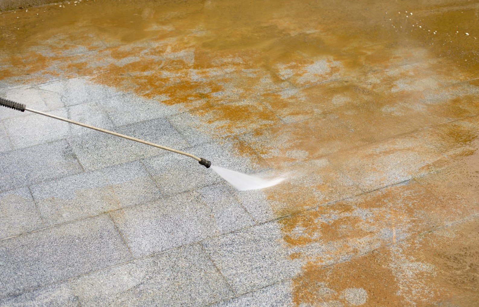 Czyszczenie myjką ciśnieniową brudnych płytek z rdzawymi plamami. Czym usunąć rdzę z płytek - profesjonalne czyszczenie strumieniem wody pod wysokim ciśnieniem skutecznie usuwa uporczywe zabrudzenia i rdzawe naloty z kamiennych płyt tarasowych.