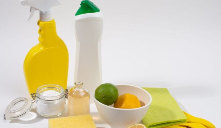 Domowe ekologiczne środki czyszczące i odświeżające do usuwania stęchlizny - cytryna, soda i spray czyszczący