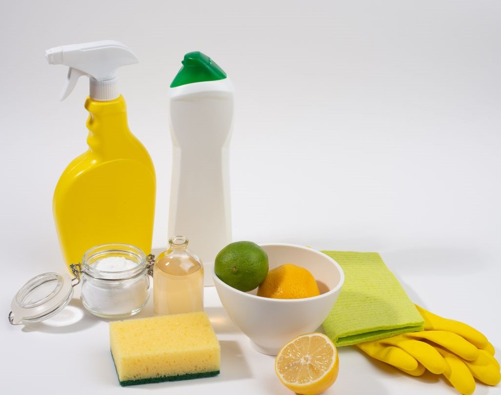 Domowe ekologiczne środki czyszczące i odświeżające do usuwania stęchlizny - cytryna, soda i spray czyszczący